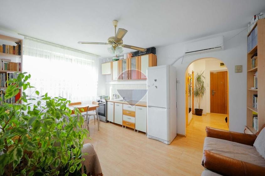 Apartament cu 3 camere semidecomandat, mobilat în Rogerius