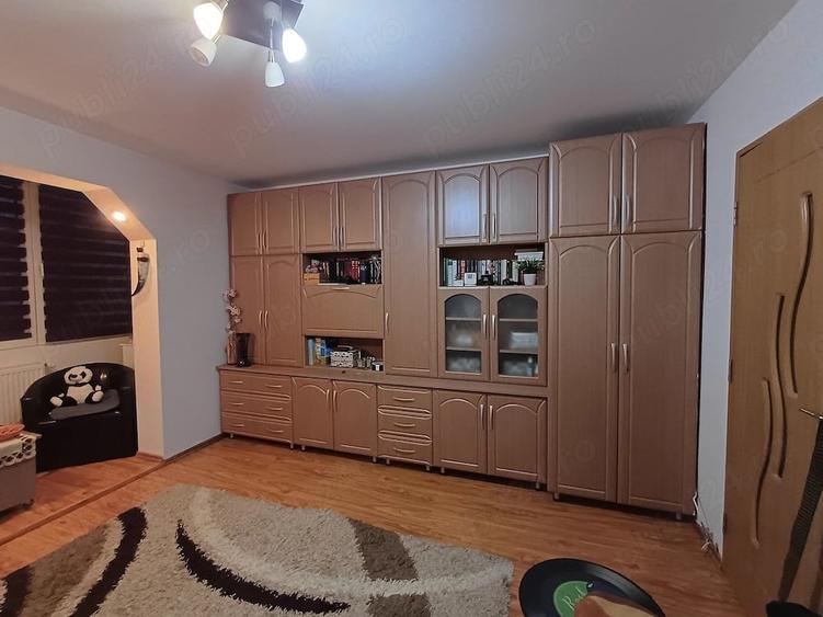 Apartament cu 3 camere semidecomandat în Dâmbu Pietros