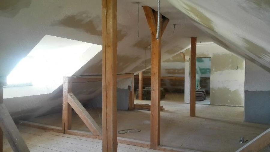Casă cu 9 camere cu Teren 500 Mp în Vulcan