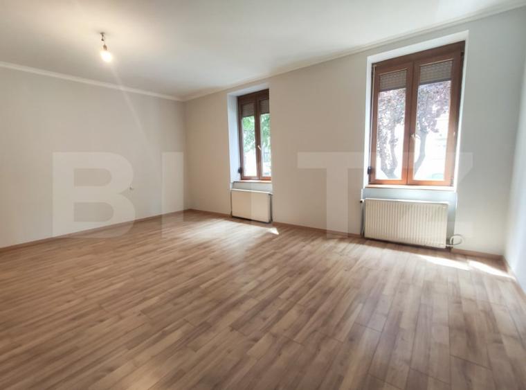 Casă cu 5 camere cu Teren 598 Mp în Central