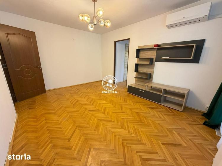 Apartament cu 3 camere în Podu Roș