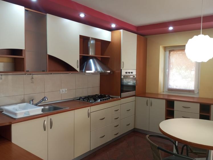 Apartament cu 3 camere semidecomandat în Plopilor
