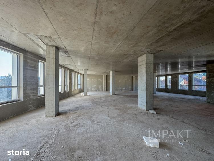 Spațiu comercial, de 1,600 mp, în P-ța Mihai Viteazul