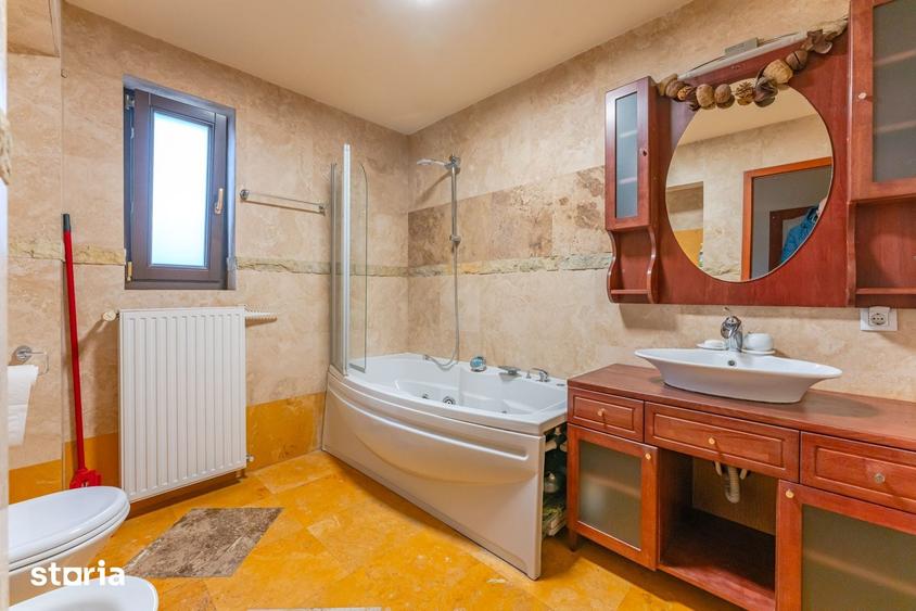 Casă cu 7 camere cu Teren 280 Mp în Central