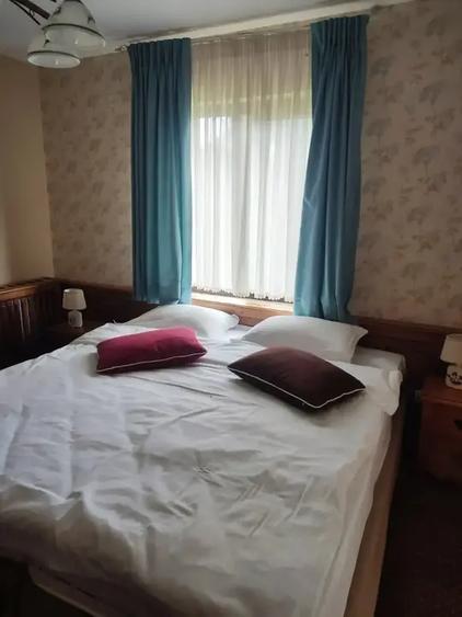 Casă individuală cu 10 camere cu Teren 4914 Mp în Breaza de Jos