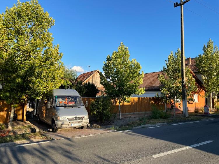 Casă individuală cu 4 camere cu Teren 2500 Mp în Central