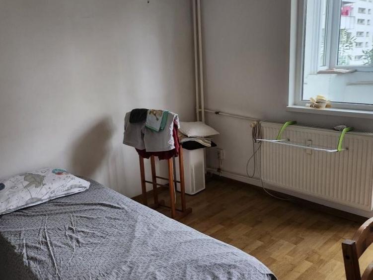 Apartament cu 3 camere decomandat în Drumul Sării