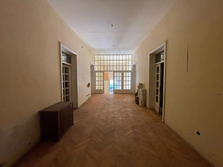 Casă individuală cu 17 camere cu Canalizare în Universitate