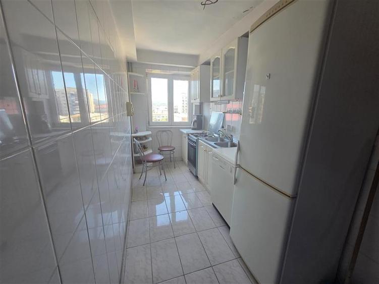 Apartament cu 4 camere decomandat în Ostroveni