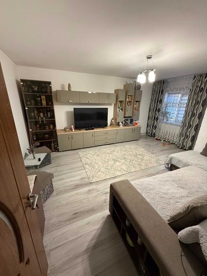 Apartament cu 3 camere decomandat în 1 Mai