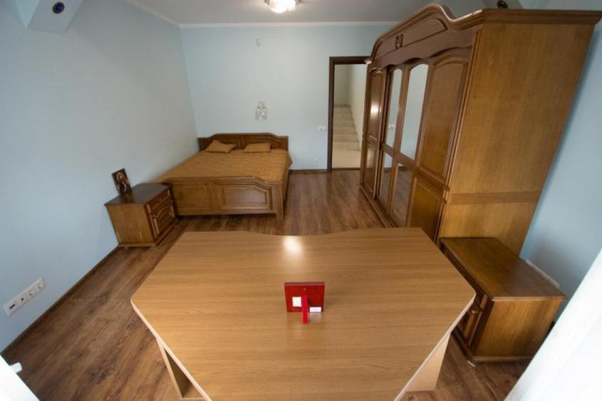 Casă individuală cu 4 camere cu Piscina în Bucov