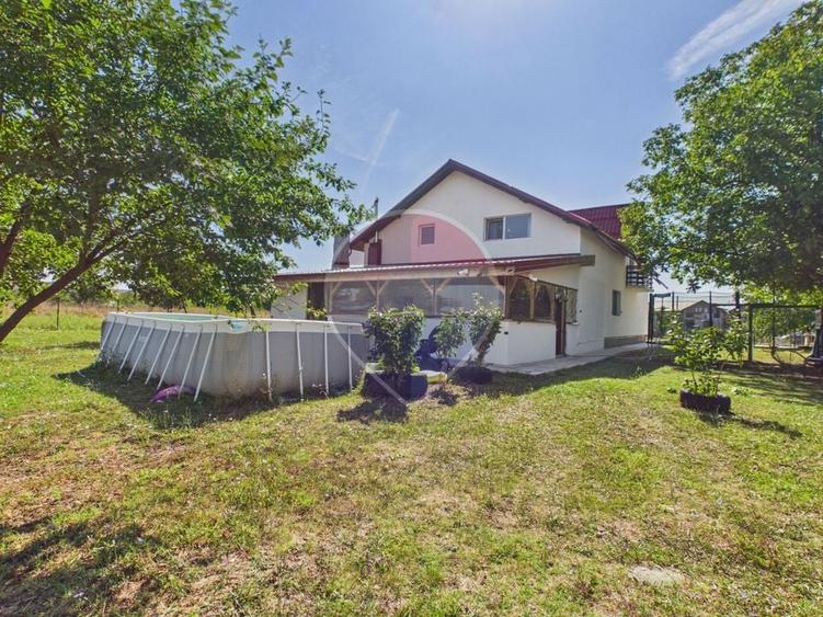 Casă individuală cu 8 camere cu Teren 2220 Mp în Dârza