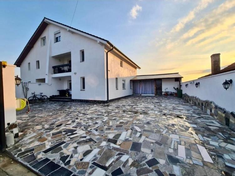 Casă individuală cu 7 camere cu Canalizare în Rontău