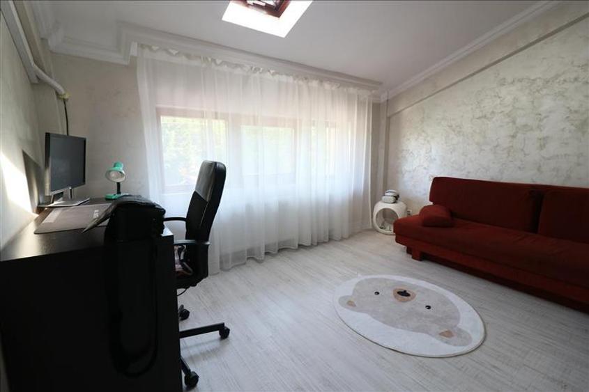 Apartament cu 3 camere decomandat, mobilat în Nicolina