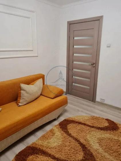 Apartament cu 3 camere semidecomandat, mobilat în Central