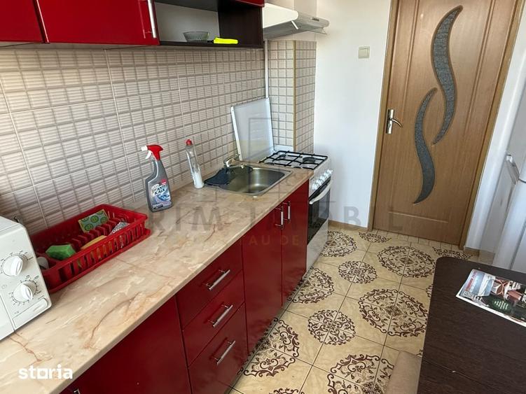 Apartament cu 3 camere în Podu Roș