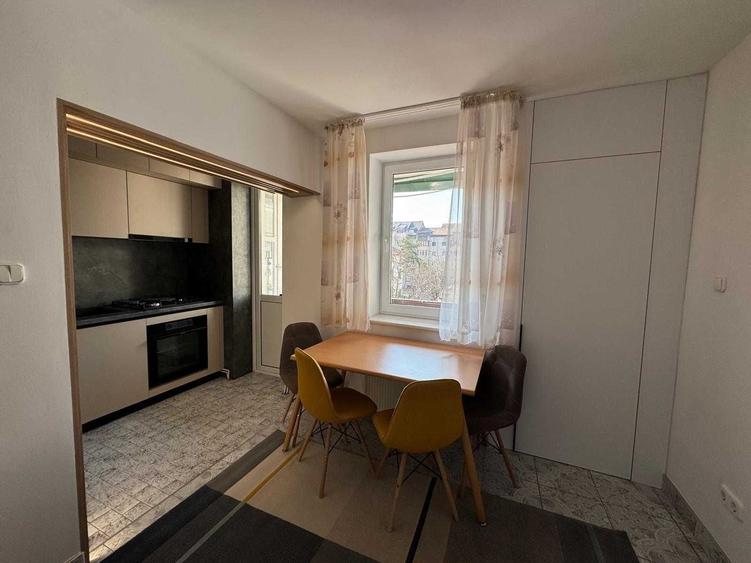 Apartament cu 3 camere decomandat în Central