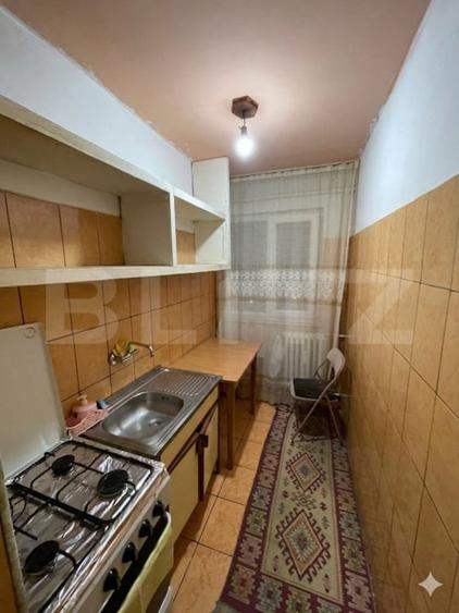 Apartament cu 3 camere semidecomandat, mobilat în Cornitoiu