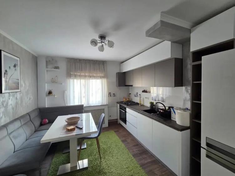 Apartament cu 3 camere decomandat în 1 Mai