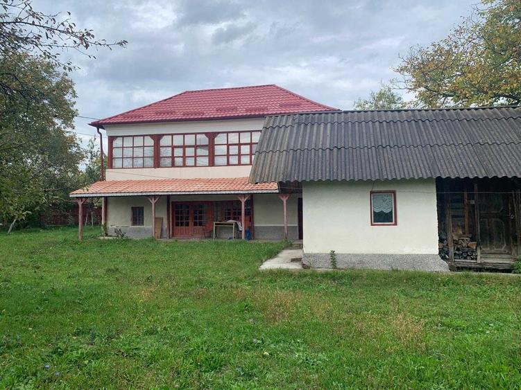 Casă cu 4 camere în Stâlpeni