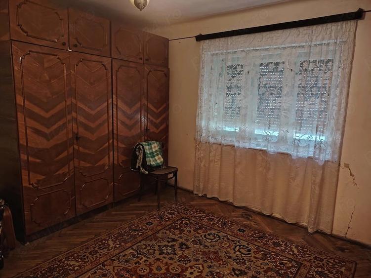 Casa 2 camere, baie, bucatrie - casa se vinde cu anexe gospodaresti si teren de 5000 mp, livada prun - 9