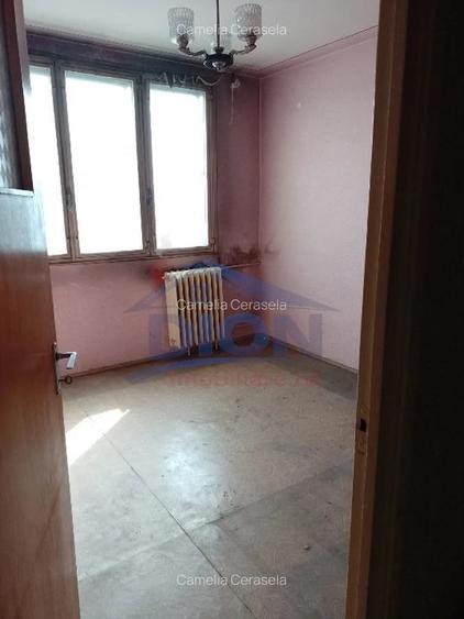 Apartament cu 3 camere semidecomandat în Rahova