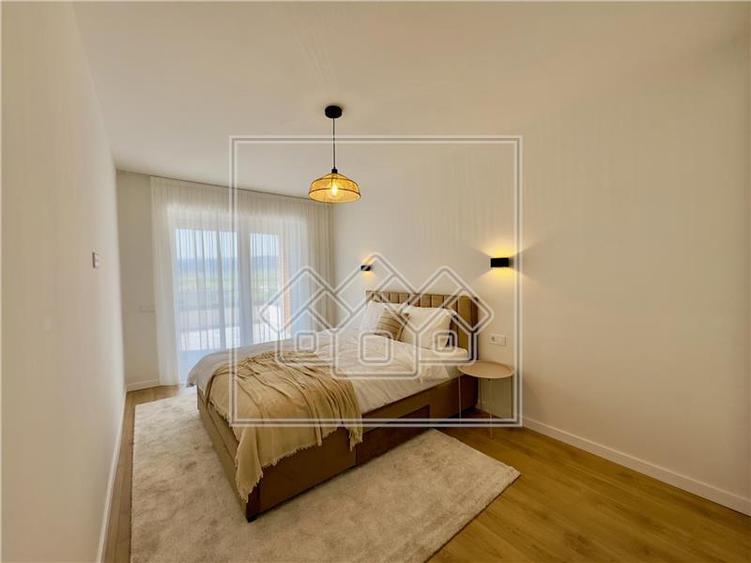 Penthouse cu 3 camere semidecomandat, mobilat în Exterior Vest