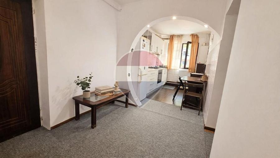 Apartament cu 3 camere decomandat, mobilat în Podu Roș