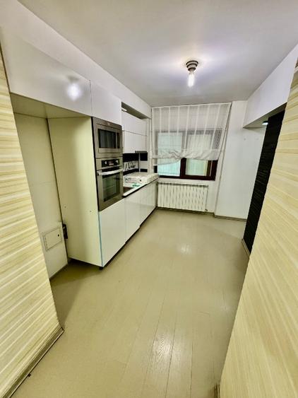 Apartament cu 3 camere decomandat, mobilat în Tei