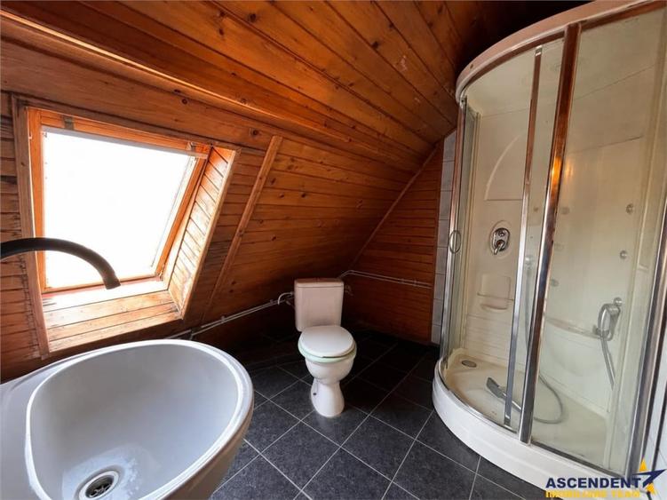 Casă cu 7 camere cu Teren 790 Mp în Central