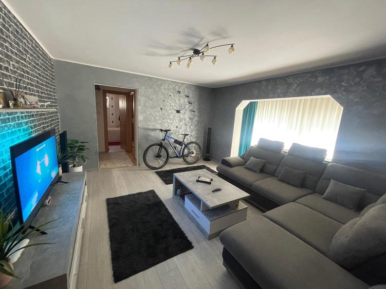Apartament cu 3 camere semidecomandat în Aradului — fotografia 1