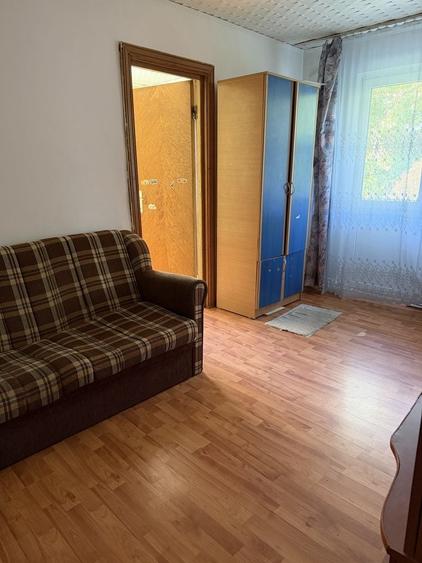 Apartament cu 3 camere semidecomandat în Ostroveni