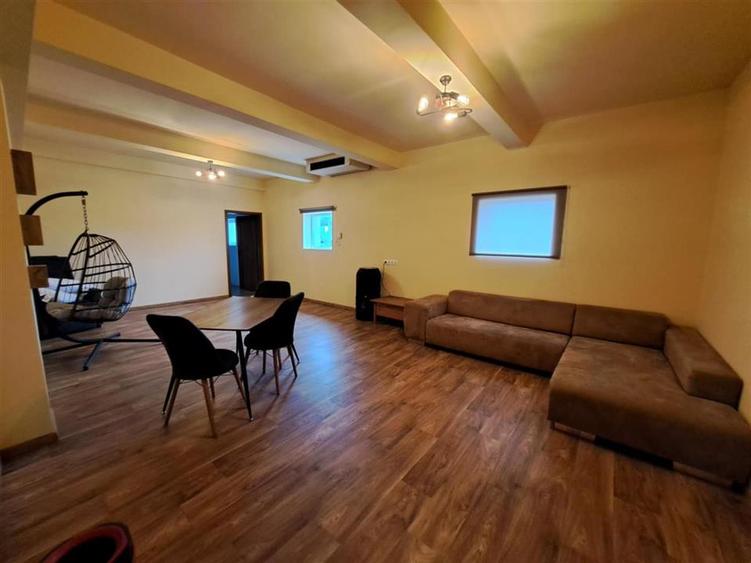 Casă cu 8 camere cu Teren 500 Mp în Periferie