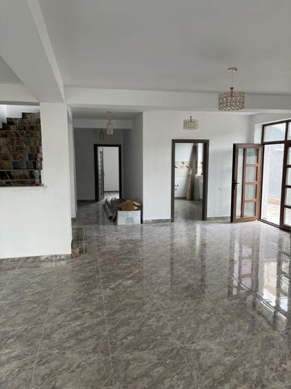 Casă cu 5 camere cu Teren 300 Mp în Mihai Bravu