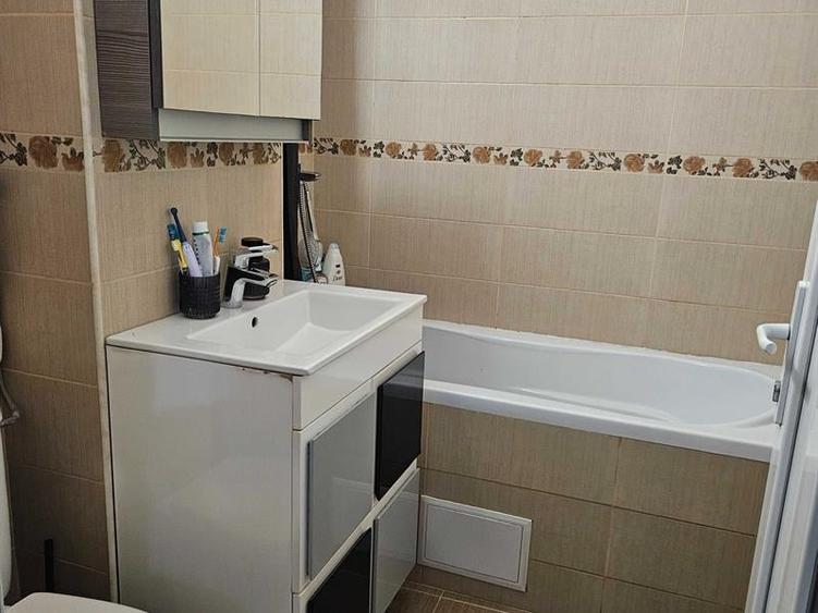 Apartament cu 3 camere semidecomandat în Calea București