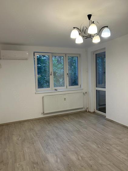 Apartament cu 3 camere semidecomandat, mobilat în Dristor