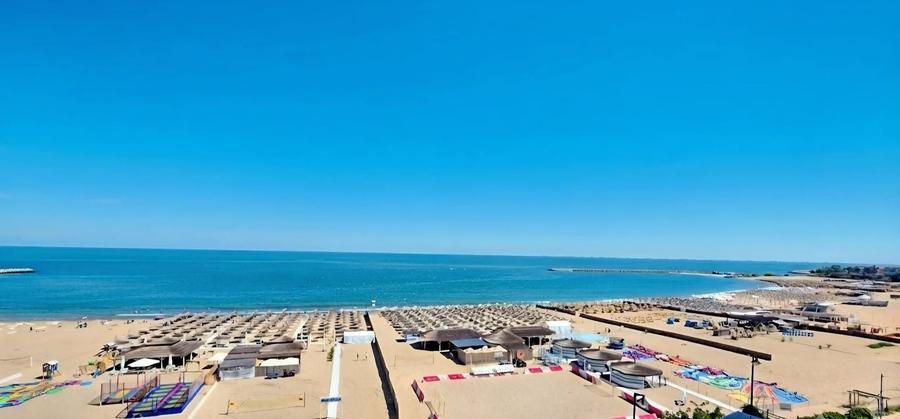 Apartament cu 3 camere decomandat, mobilat în Faleza Nord