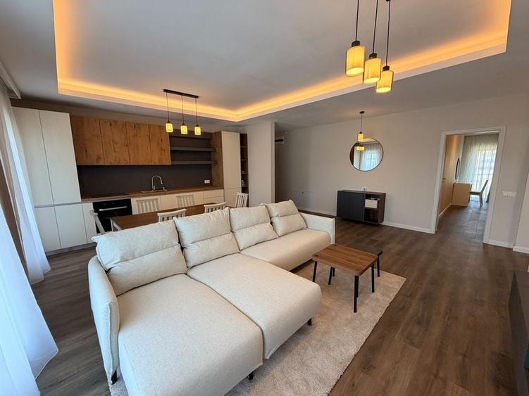Apartament cu 3 camere decomandat în Exterior Vest