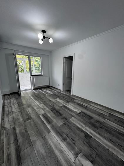 Apartament cu 3 camere semidecomandat în Tătărași