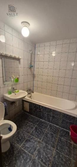 Apartament cu 3 camere semidecomandat, mobilat în Titan