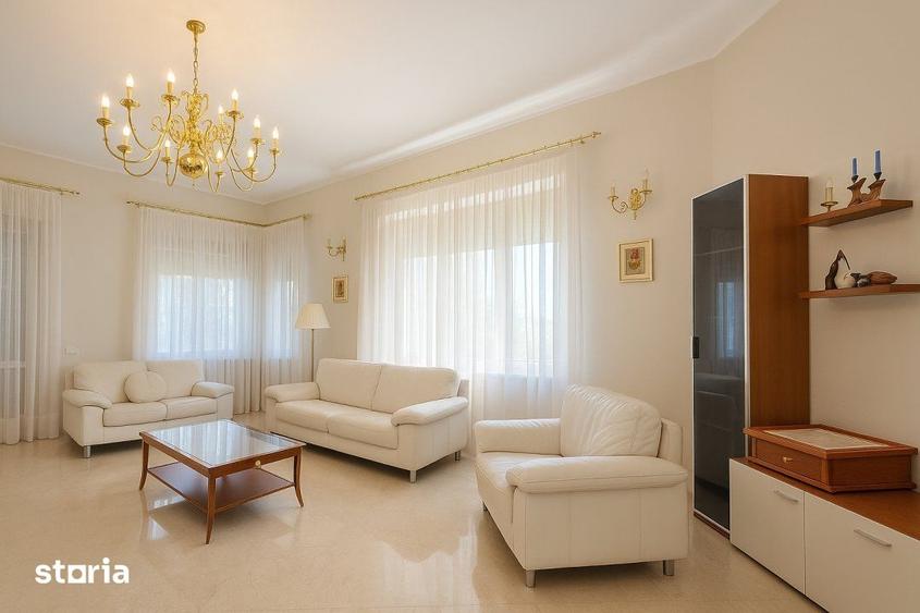 Casă cu 9 camere cu Teren 4500 Mp în Central