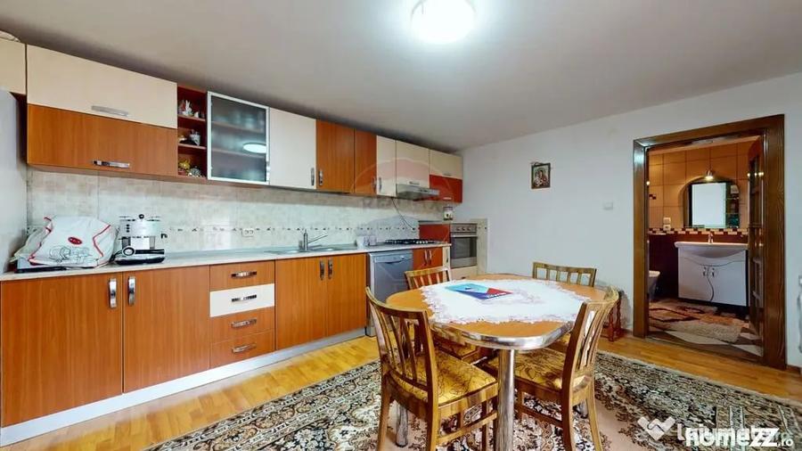 Casă cu 5 camere cu Teren 2633 Mp în Periferie