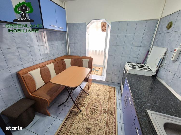 Apartament cu 3 camere decomandat în Podul de Fier