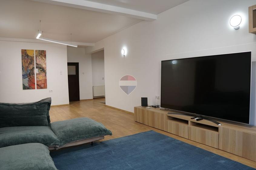 Apartament cu 3 camere decomandat, mobilat în Calea Victoriei