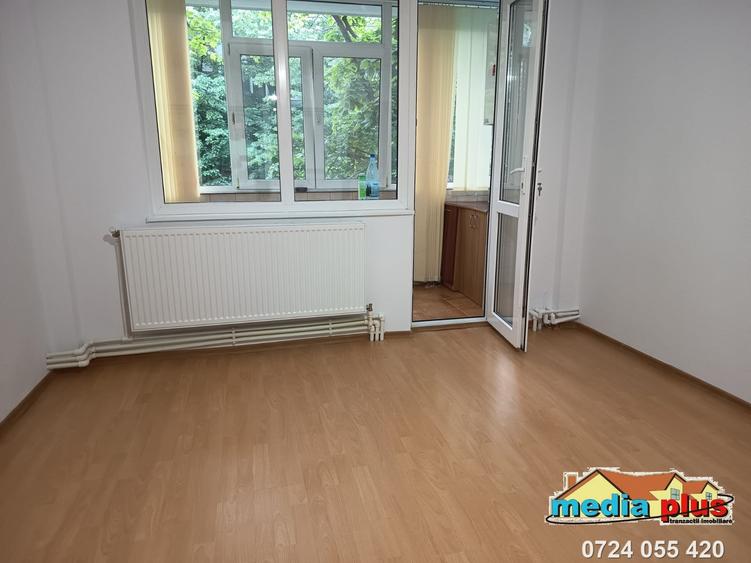 Apartament cu 3 camere semidecomandat în Micro 17
