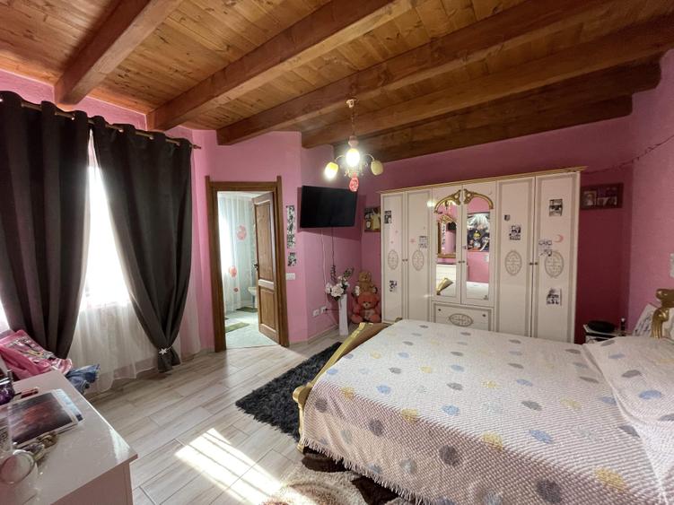 Casă individuală cu 10 camere cu Canalizare în Brâncoveni