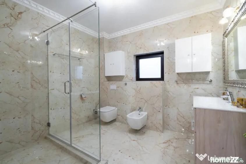 Casă cu 7 camere cu Teren 492 Mp în Central