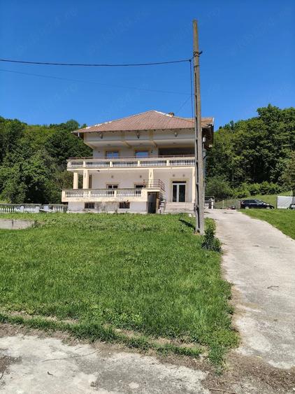 Casă cu 3 camere cu Teren 1600 Mp în Bascov