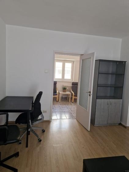 Apartament cu 2 camere semidecomandat, mobilat în P-ța Victoriei