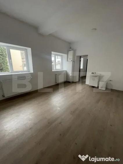 Apartament cu 4 camere semidecomandat în Central